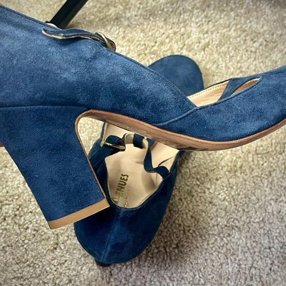 RARE FIND- Vintage Authentic Italian Blue Suede T-Strap Heels - Picture 3 of 4